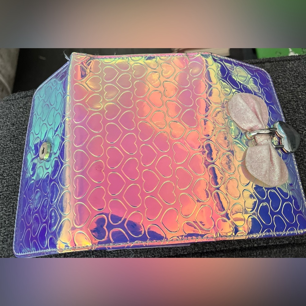 Holographic Wallet with Hearts and a Bow - Picture 4 of 4